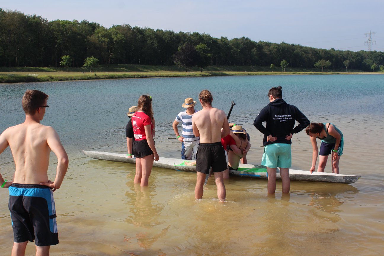 Team im Wasser
